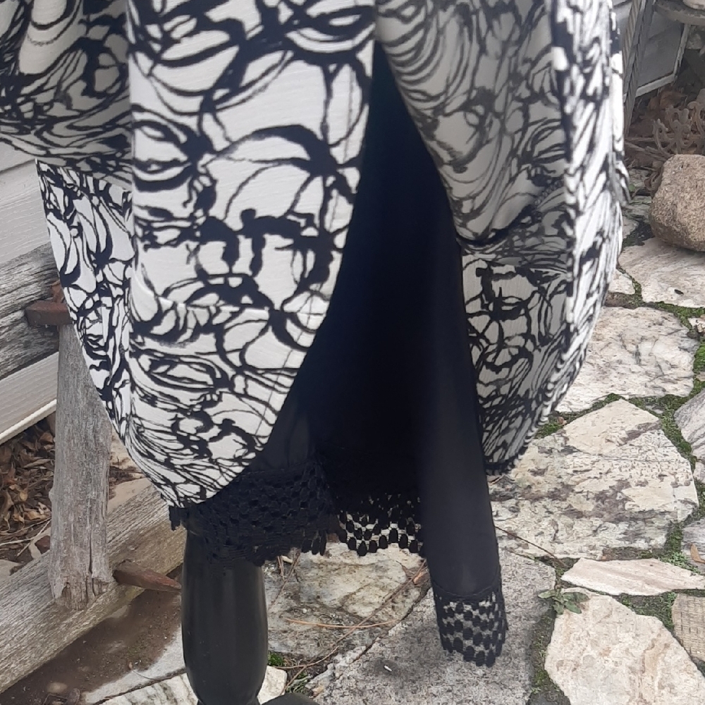 LINEA DOMANI🤍Elegant Monochrome Floral Midi Dress with LACE HEM UNDERLAY Sz 12 - Picture 5 of 11